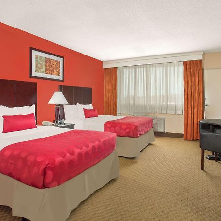 Ramada Plaza By Wyndham Fayetteville Fort Bragg Area Buitenkant foto