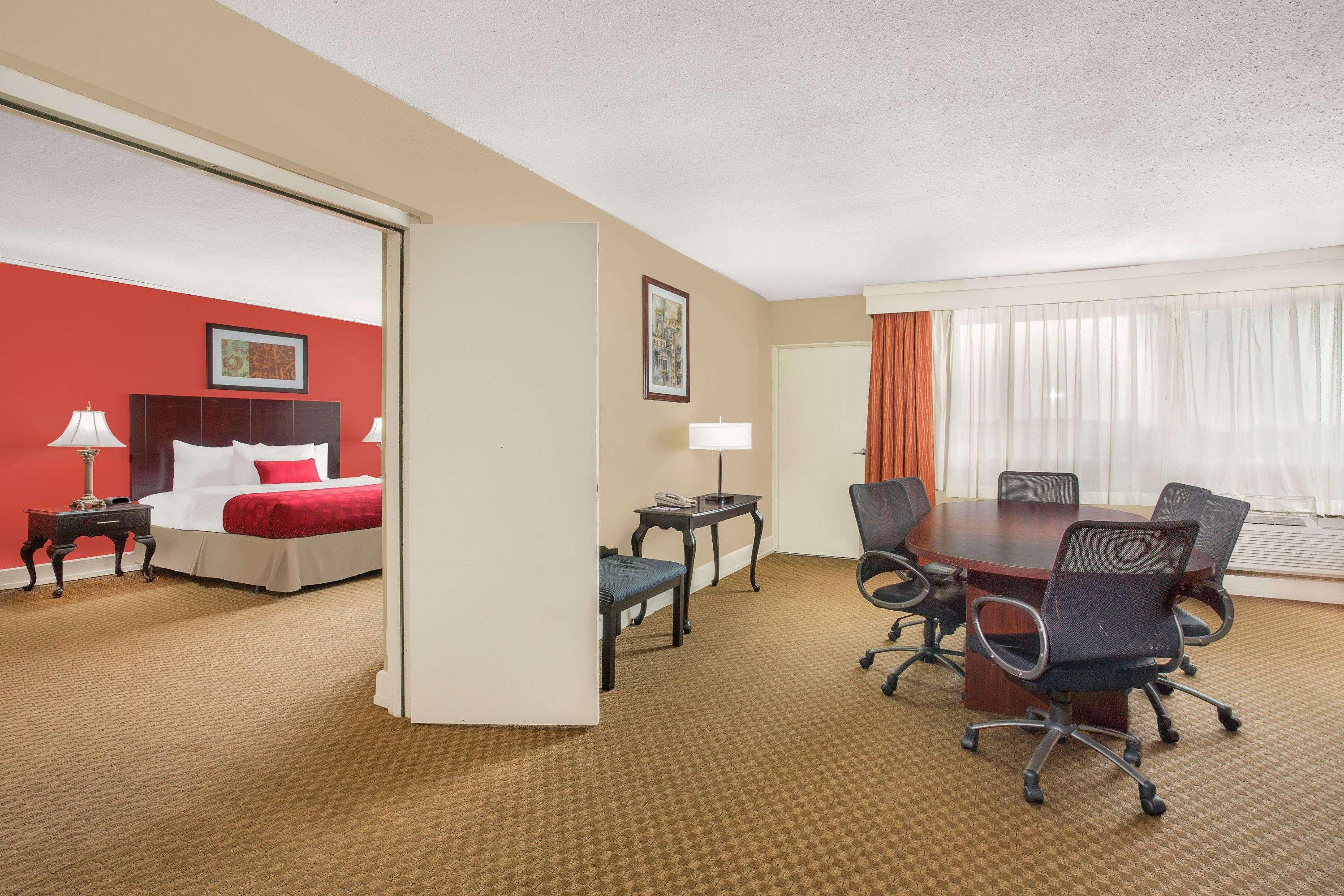 Ramada Plaza By Wyndham Fayetteville Fort Bragg Area Buitenkant foto