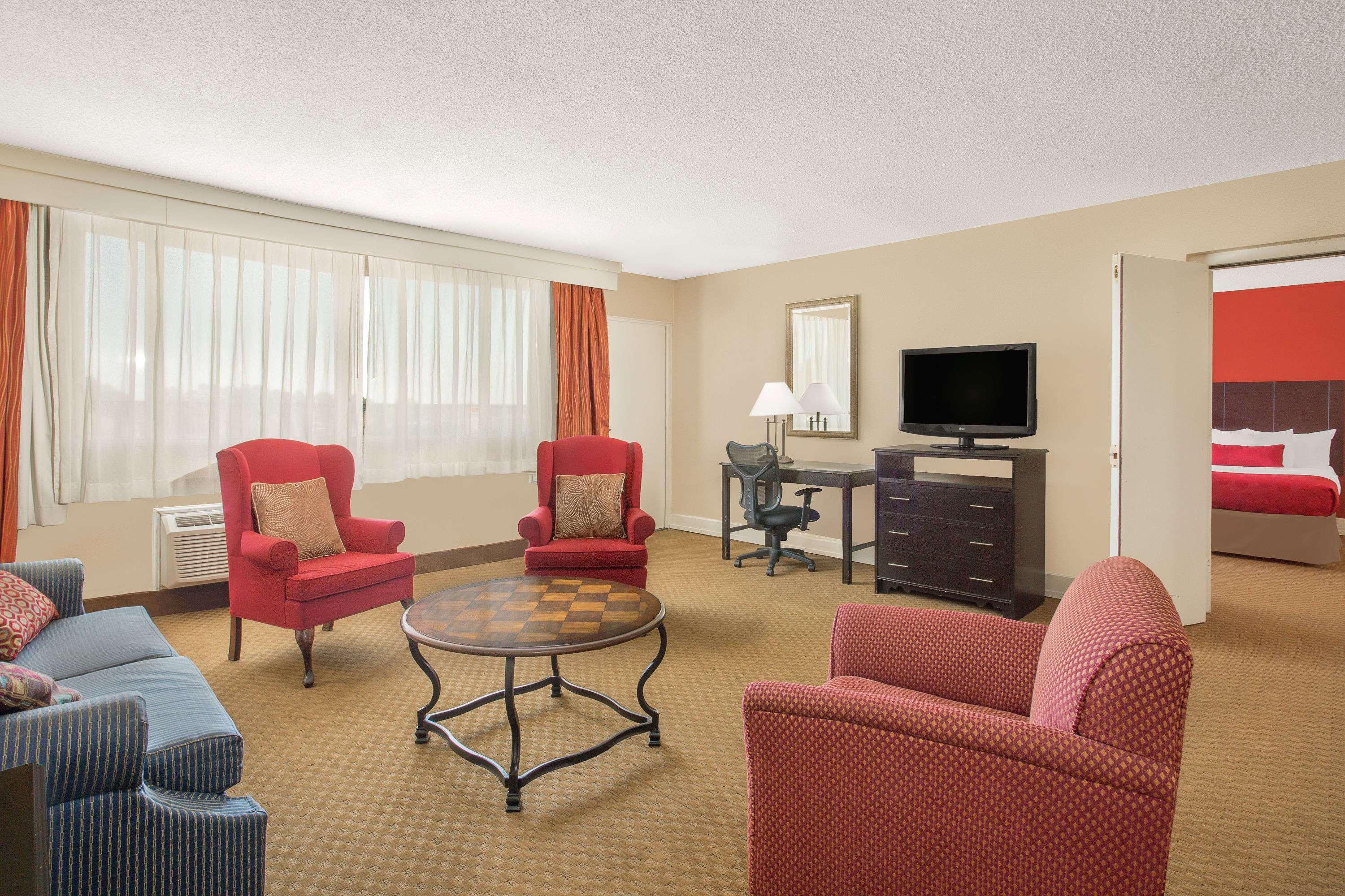 Ramada Plaza By Wyndham Fayetteville Fort Bragg Area Buitenkant foto