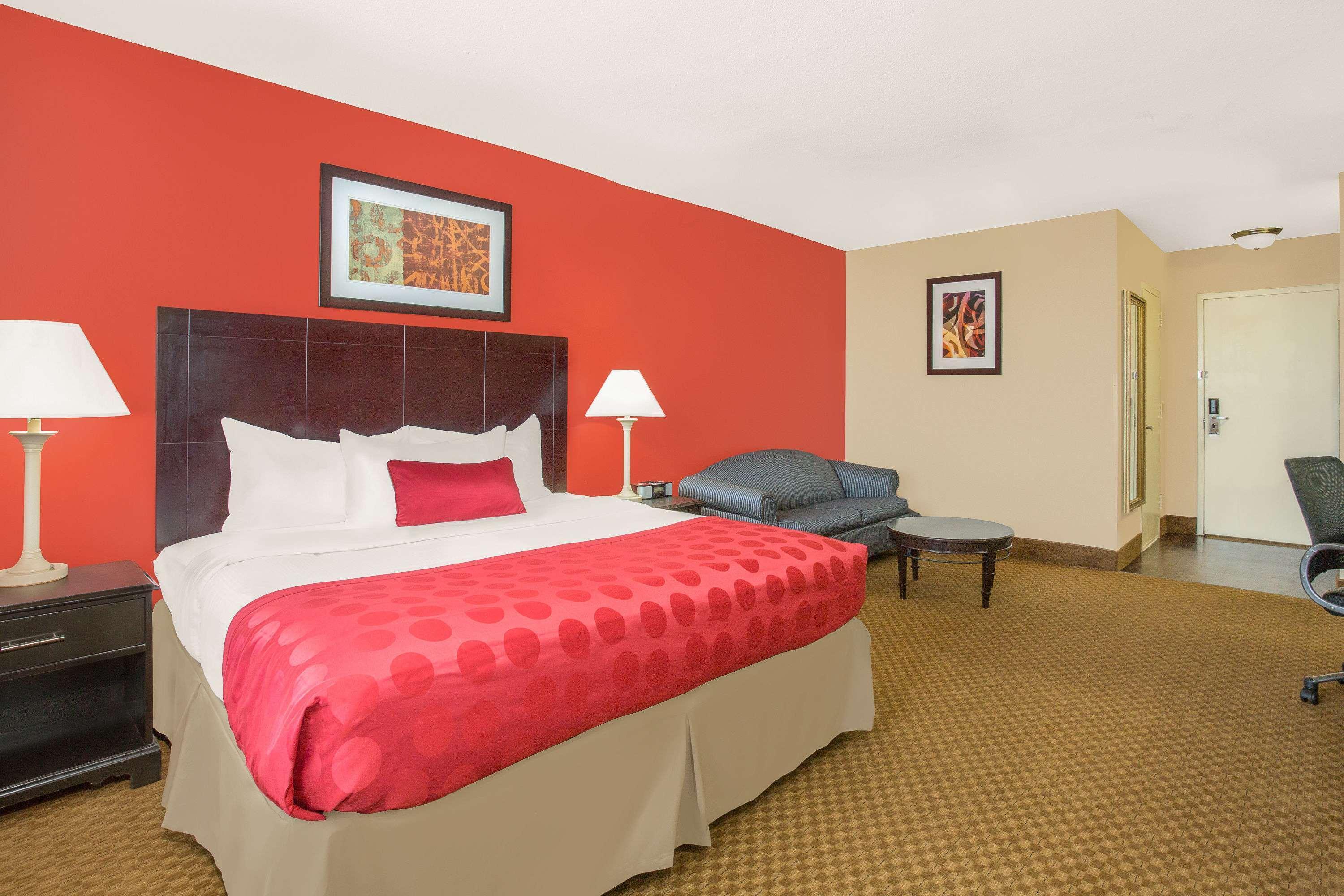 Ramada Plaza By Wyndham Fayetteville Fort Bragg Area Buitenkant foto