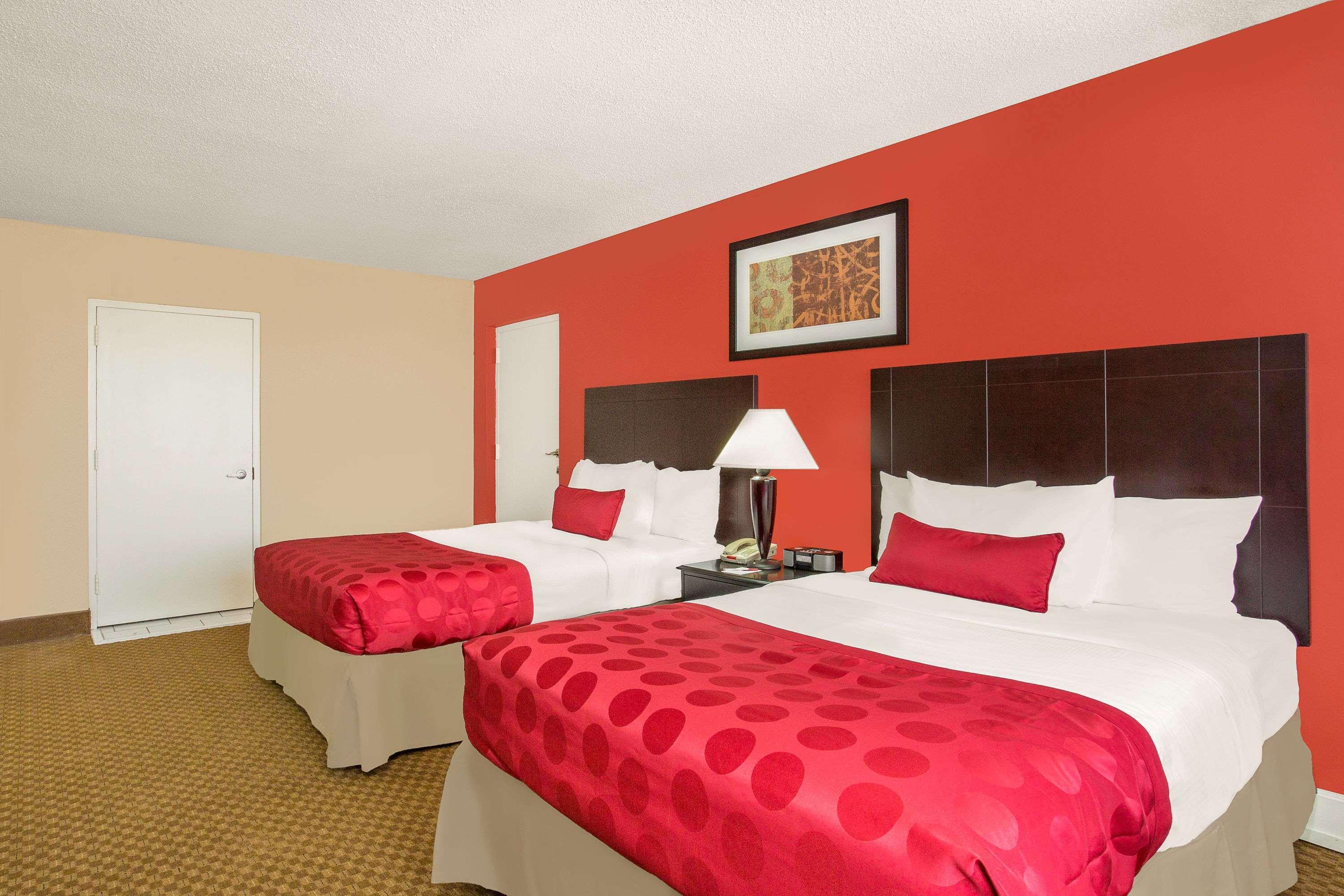 Ramada Plaza By Wyndham Fayetteville Fort Bragg Area Buitenkant foto