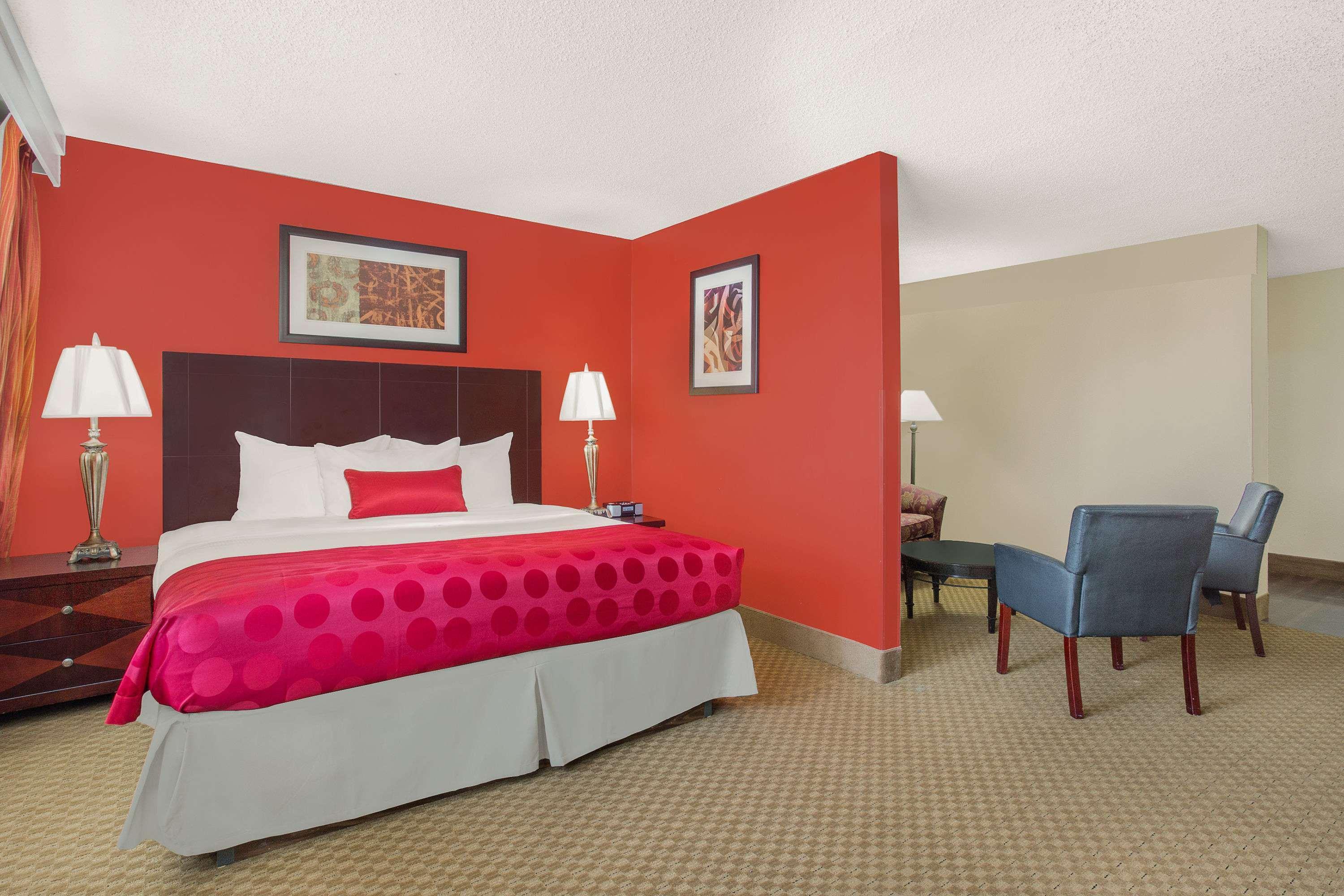Ramada Plaza By Wyndham Fayetteville Fort Bragg Area Buitenkant foto