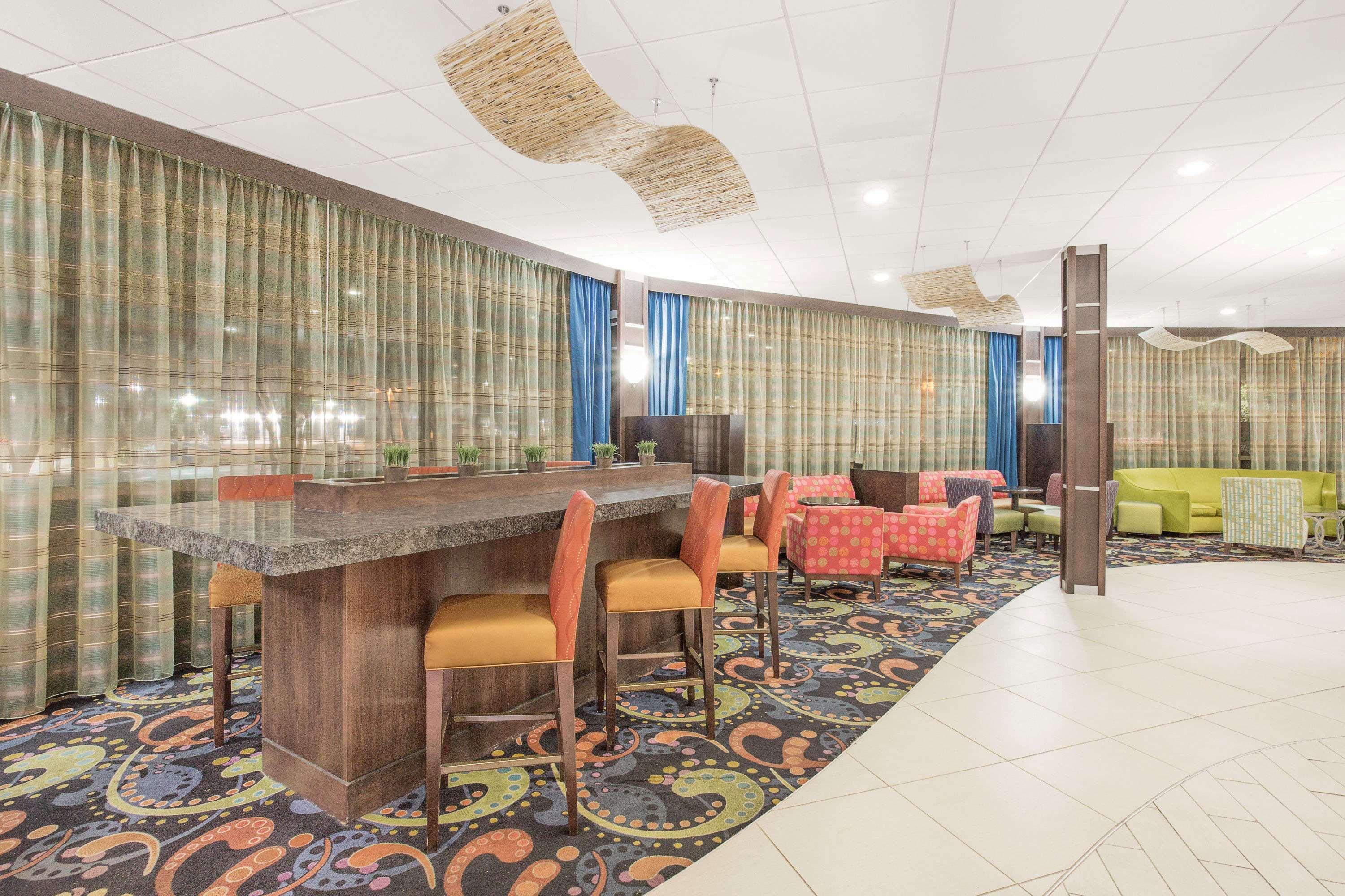 Ramada Plaza By Wyndham Fayetteville Fort Bragg Area Buitenkant foto