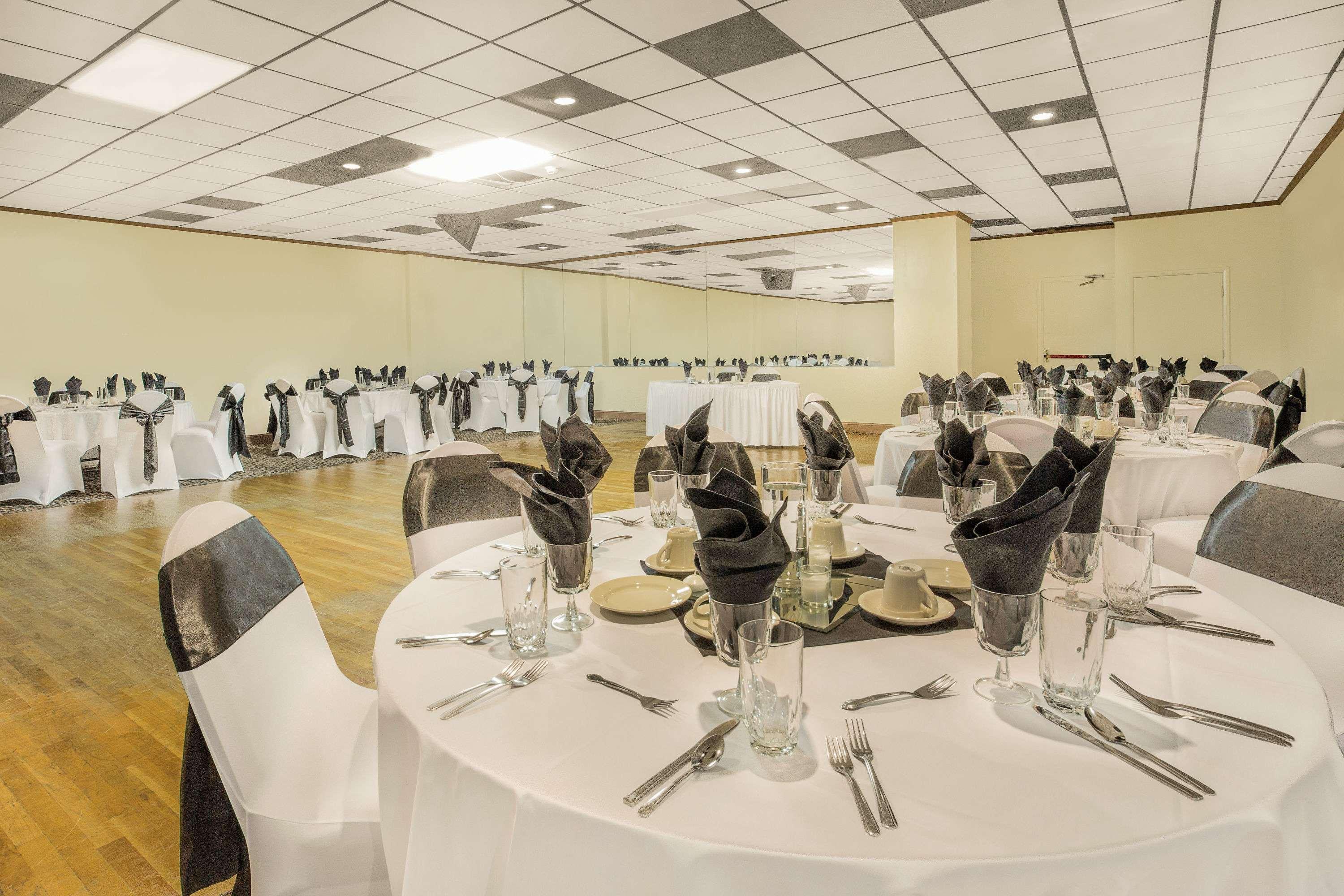Ramada Plaza By Wyndham Fayetteville Fort Bragg Area Buitenkant foto