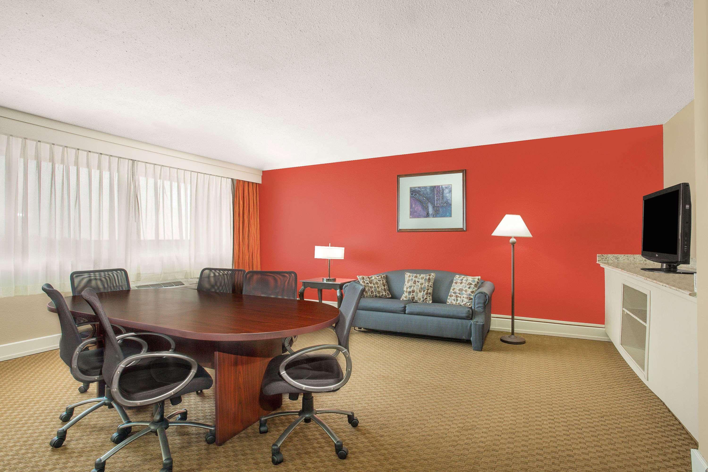Ramada Plaza By Wyndham Fayetteville Fort Bragg Area Buitenkant foto