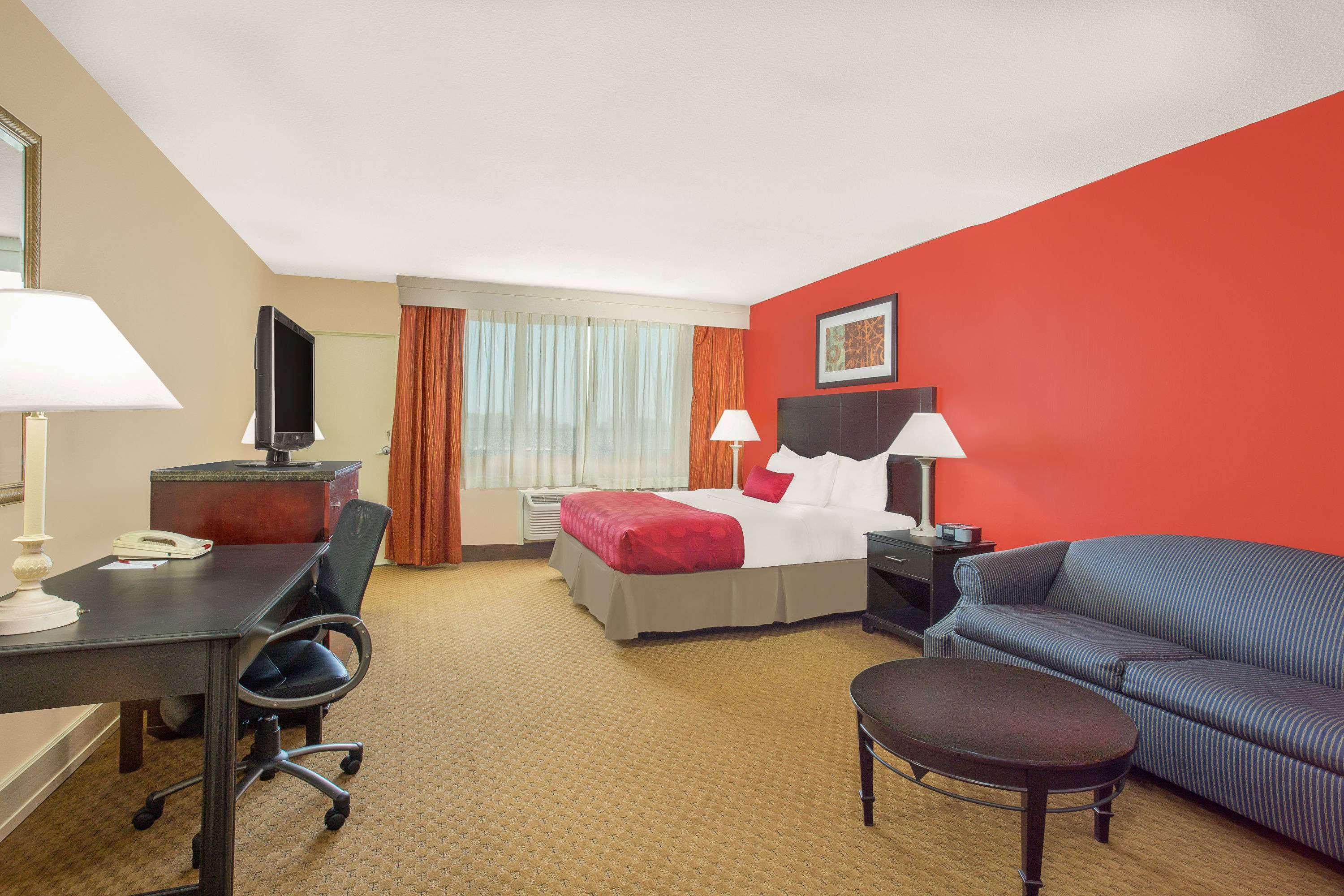 Ramada Plaza By Wyndham Fayetteville Fort Bragg Area Buitenkant foto