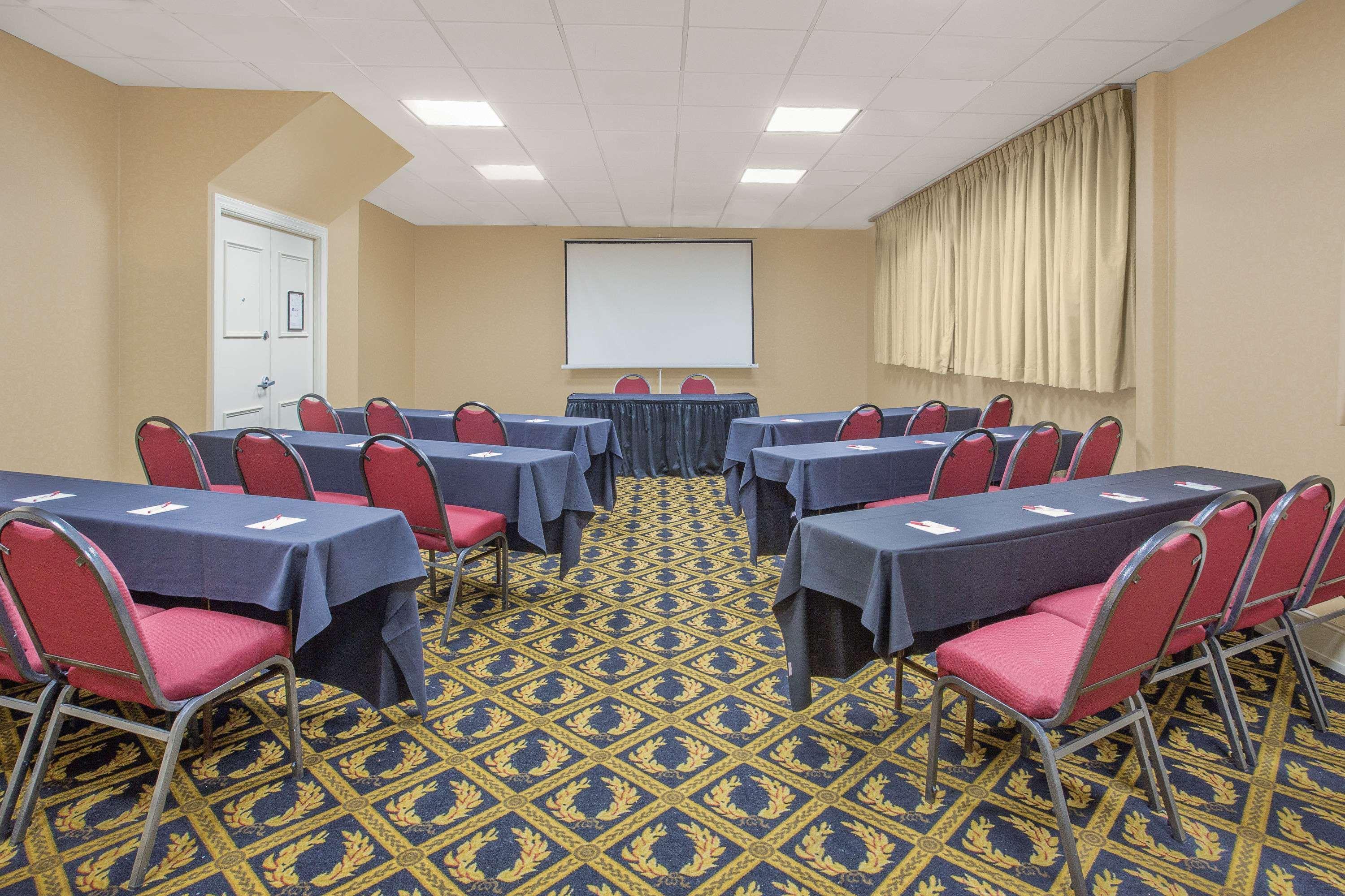Ramada Plaza By Wyndham Fayetteville Fort Bragg Area Buitenkant foto