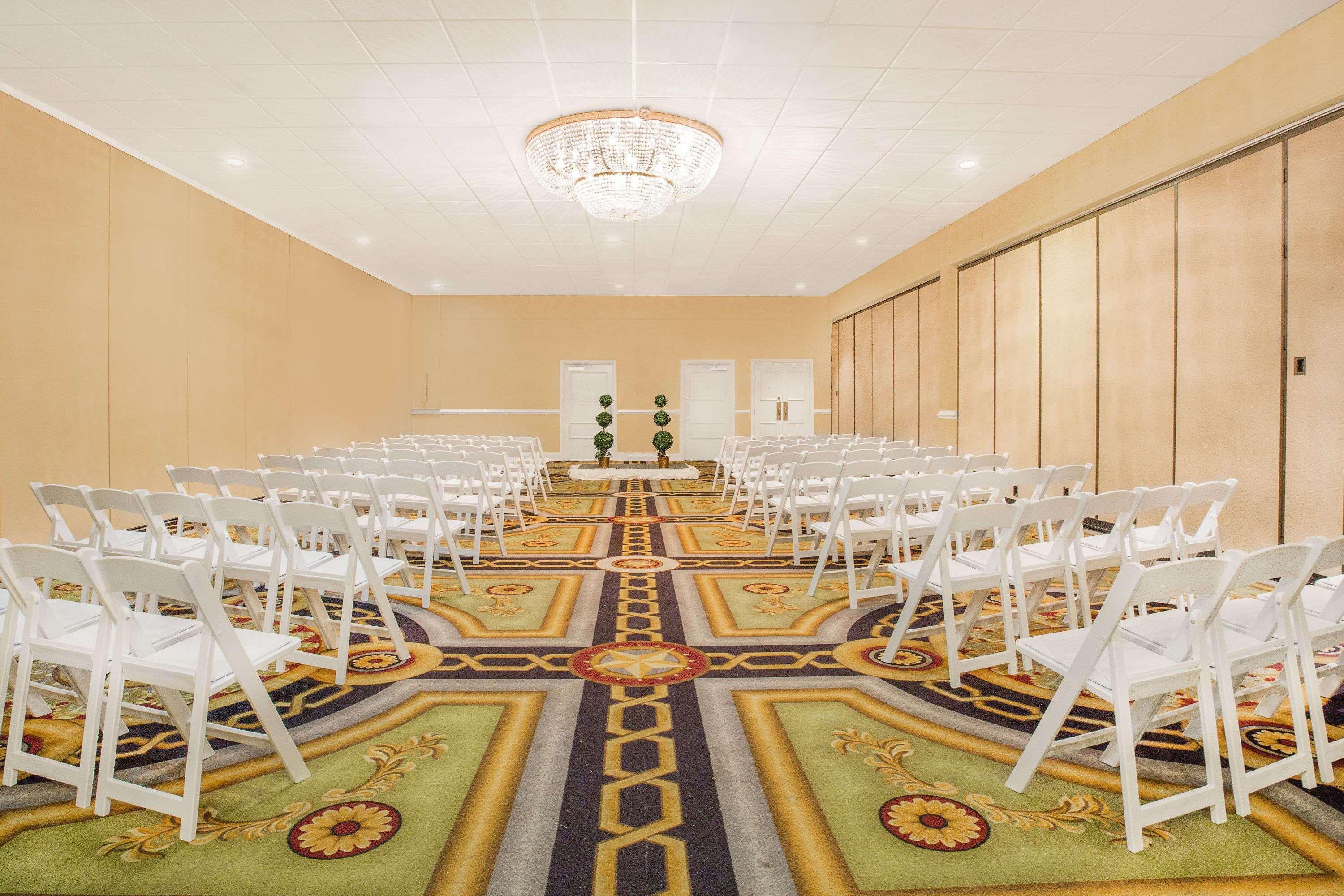 Ramada Plaza By Wyndham Fayetteville Fort Bragg Area Buitenkant foto