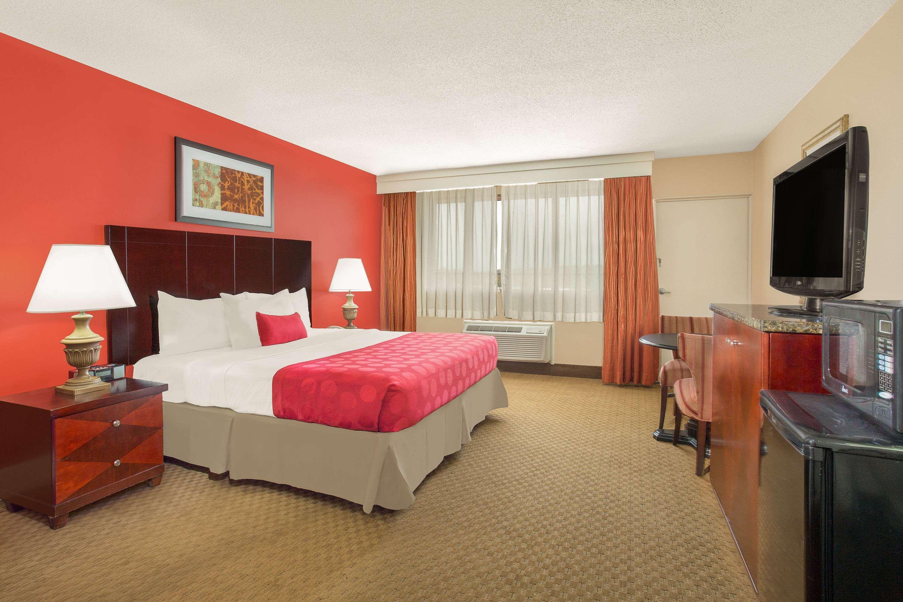 Ramada Plaza By Wyndham Fayetteville Fort Bragg Area Buitenkant foto
