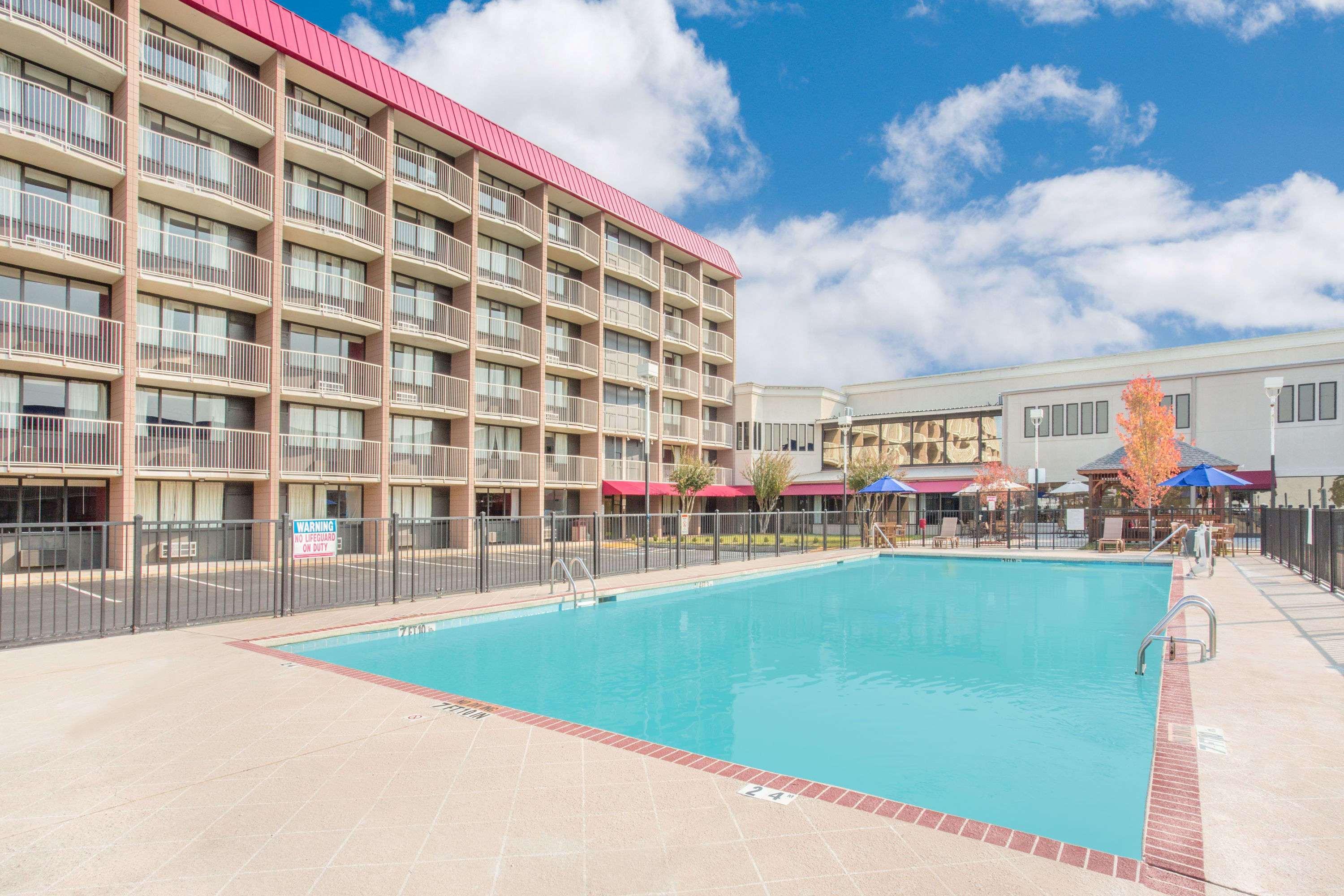 Ramada Plaza By Wyndham Fayetteville Fort Bragg Area Buitenkant foto