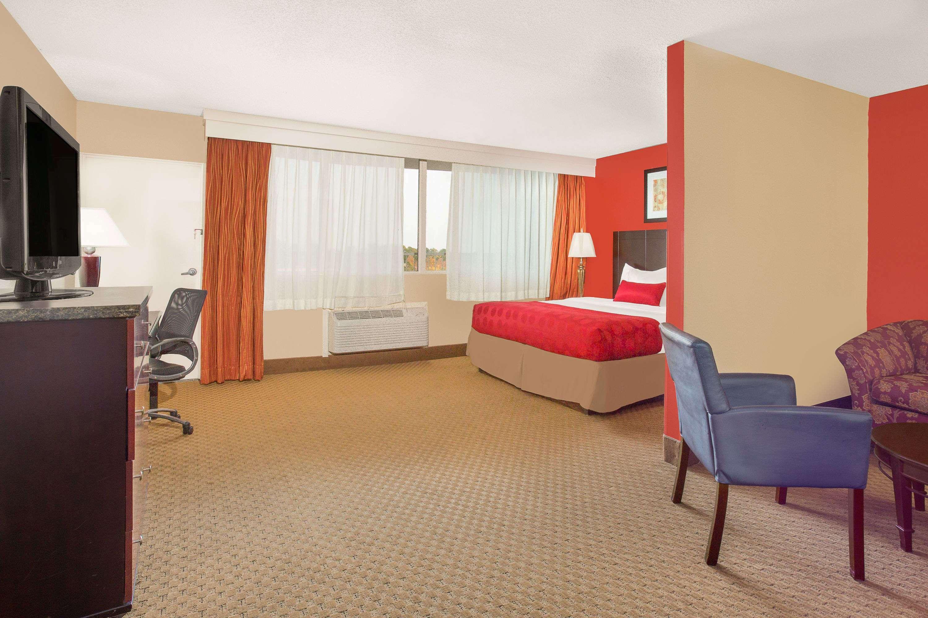 Ramada Plaza By Wyndham Fayetteville Fort Bragg Area Buitenkant foto