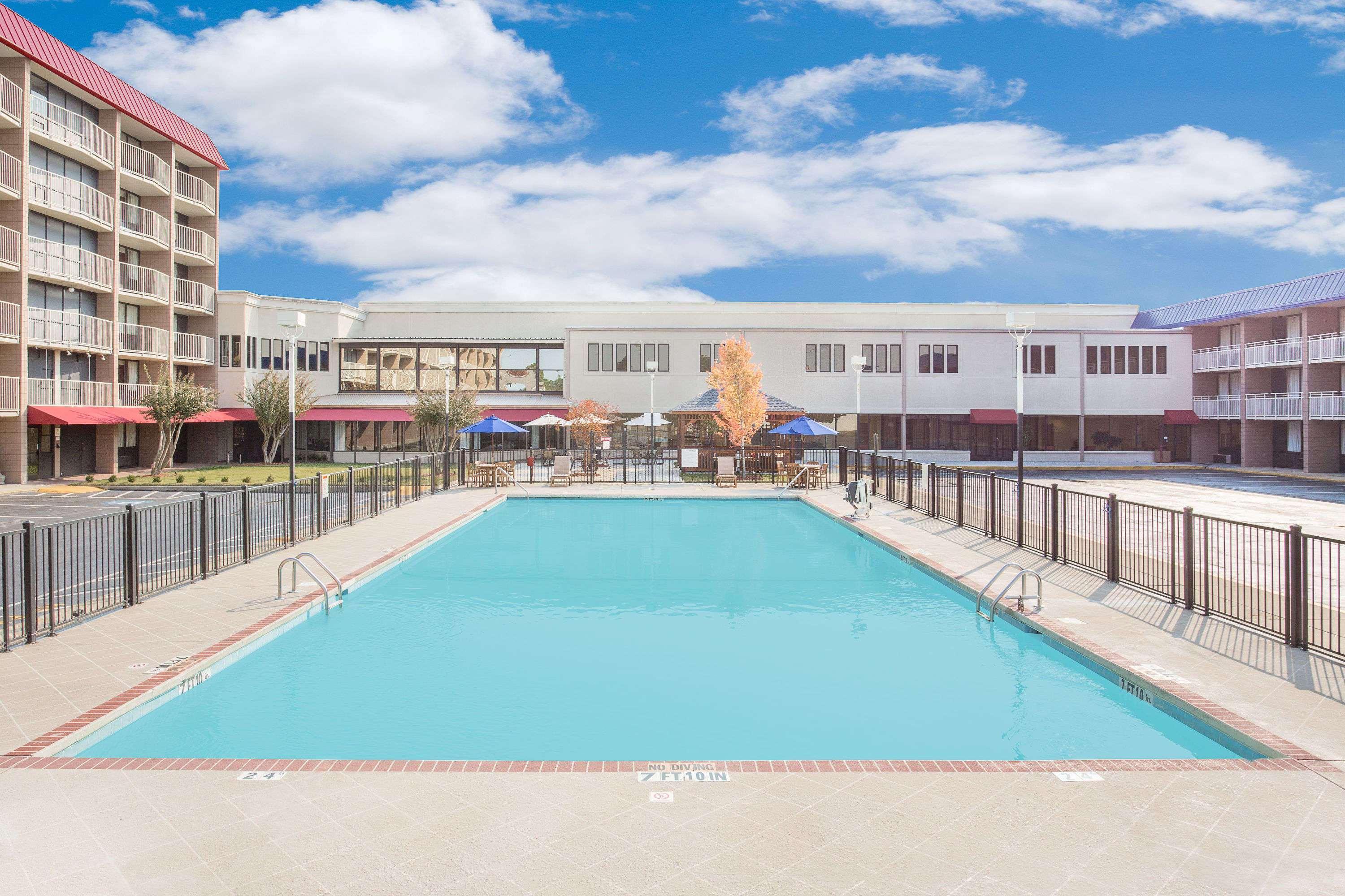 Ramada Plaza By Wyndham Fayetteville Fort Bragg Area Buitenkant foto