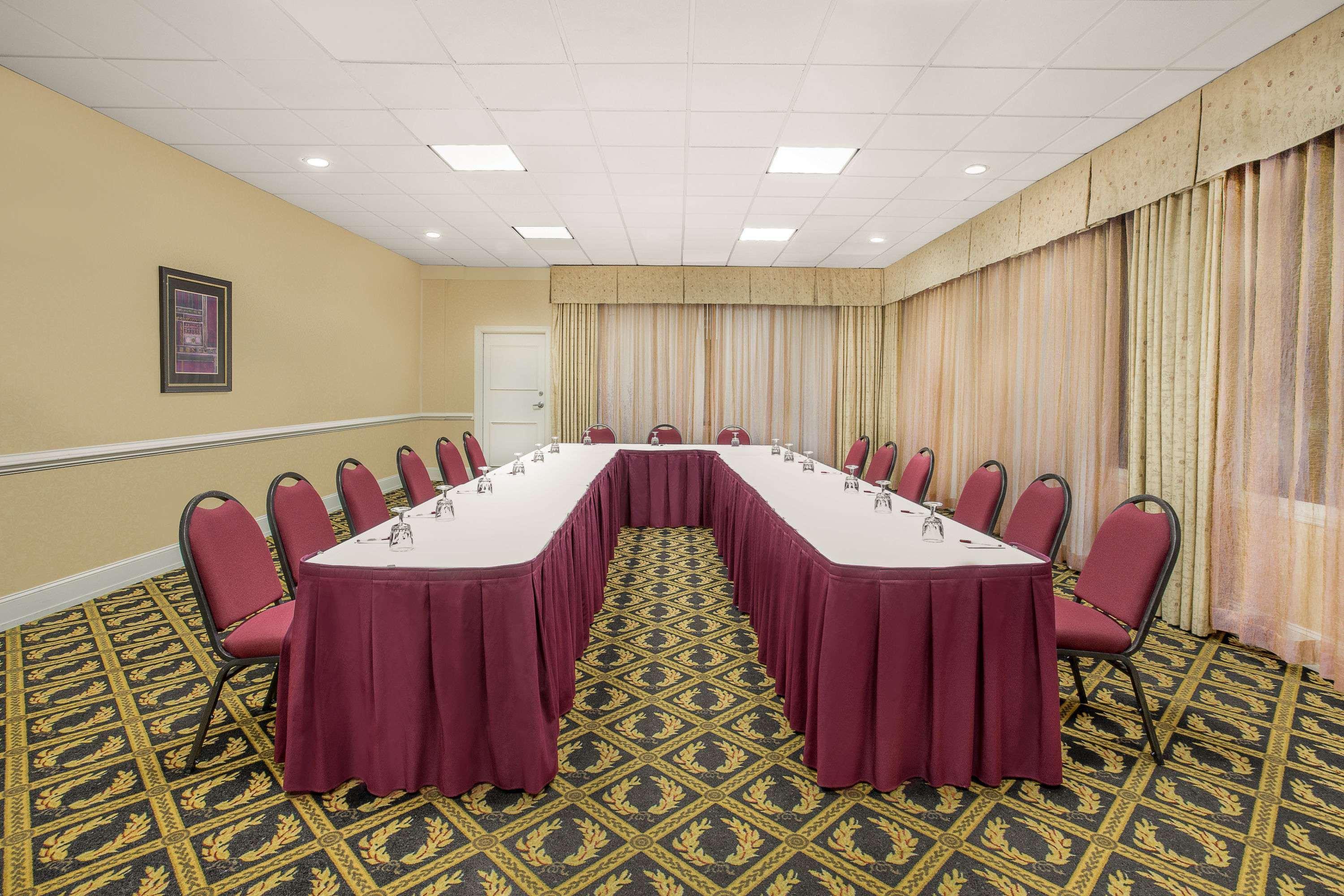 Ramada Plaza By Wyndham Fayetteville Fort Bragg Area Buitenkant foto