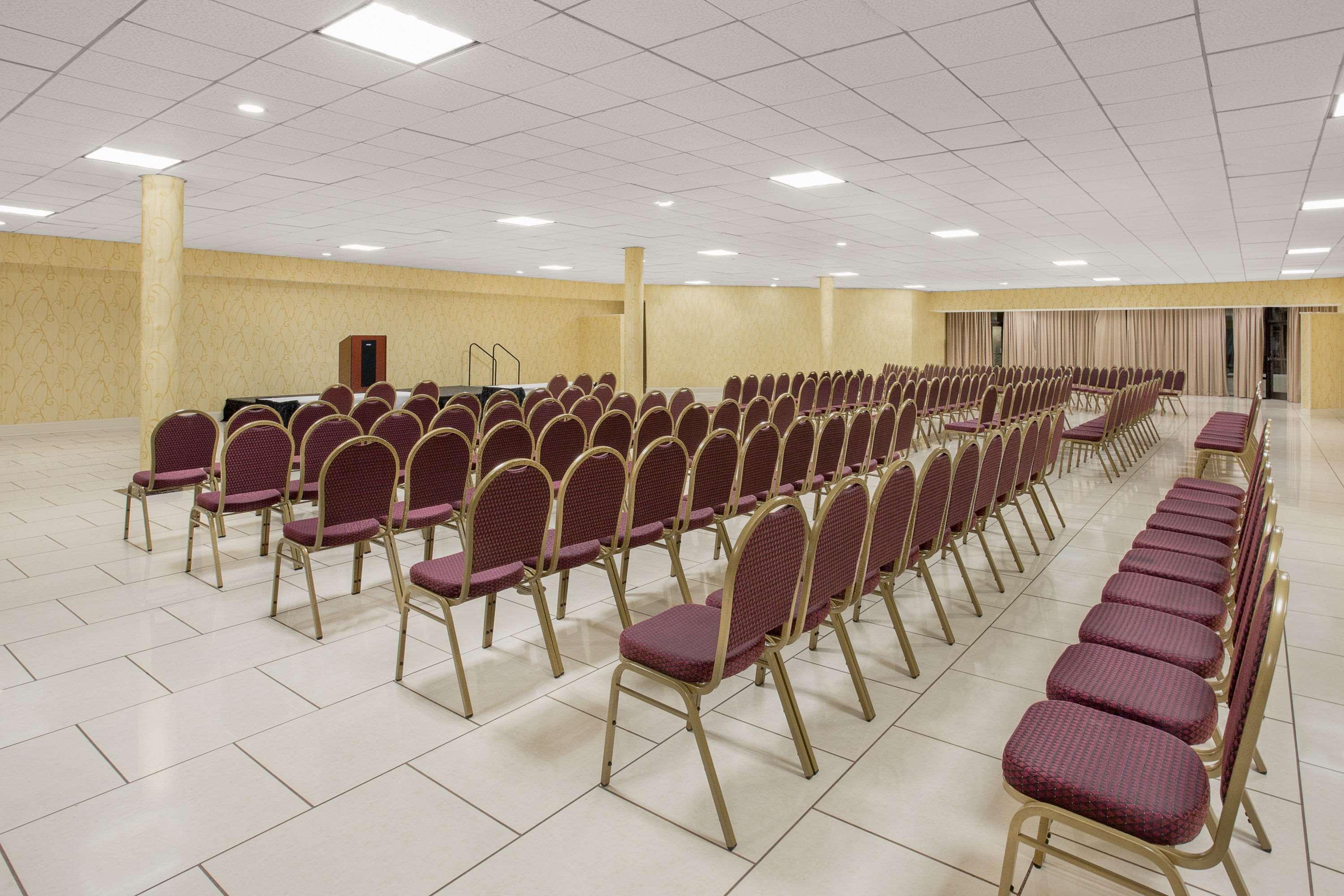 Ramada Plaza By Wyndham Fayetteville Fort Bragg Area Buitenkant foto