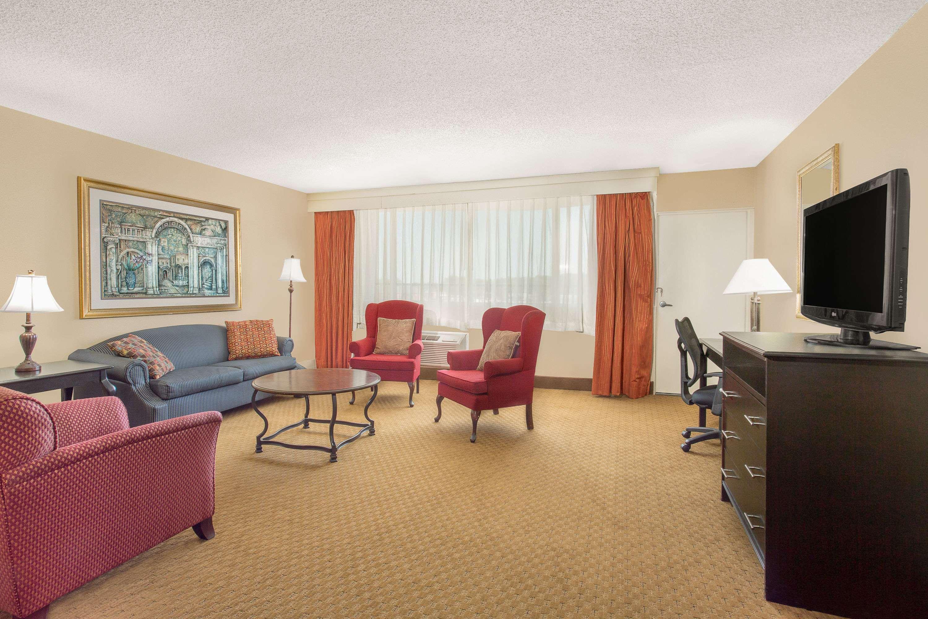 Ramada Plaza By Wyndham Fayetteville Fort Bragg Area Buitenkant foto