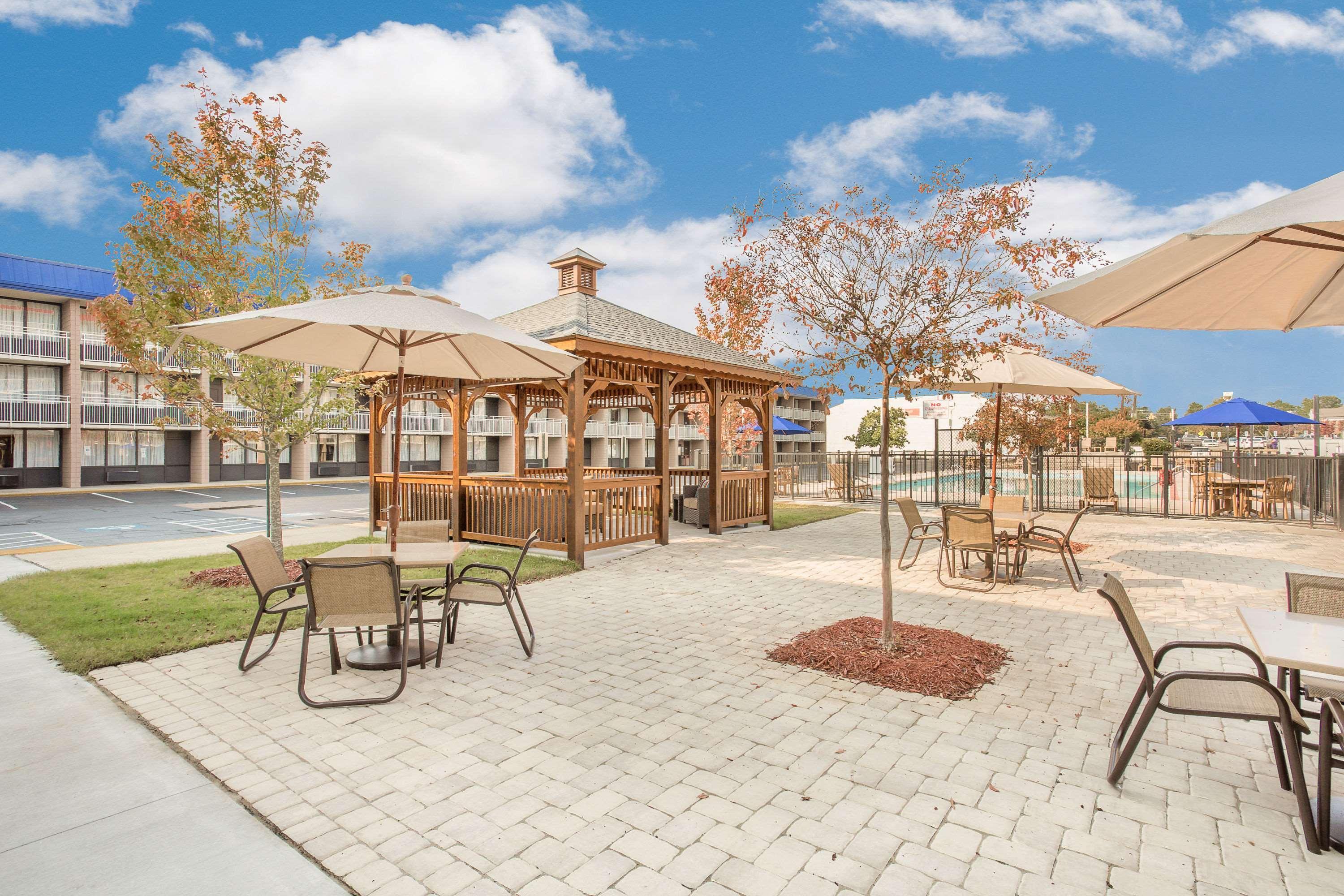 Ramada Plaza By Wyndham Fayetteville Fort Bragg Area Buitenkant foto