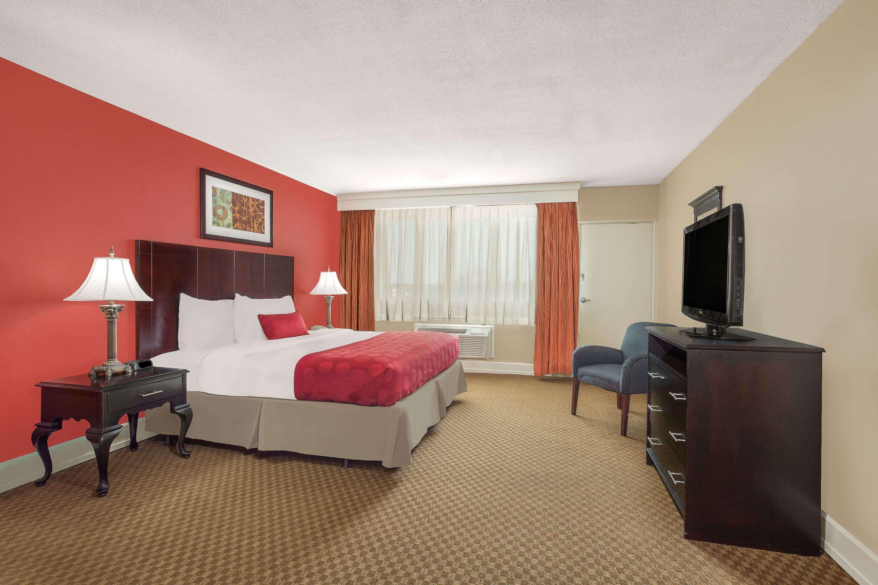 Ramada Plaza By Wyndham Fayetteville Fort Bragg Area Buitenkant foto
