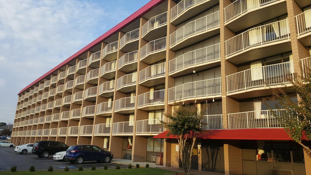 Ramada Plaza By Wyndham Fayetteville Fort Bragg Area Buitenkant foto