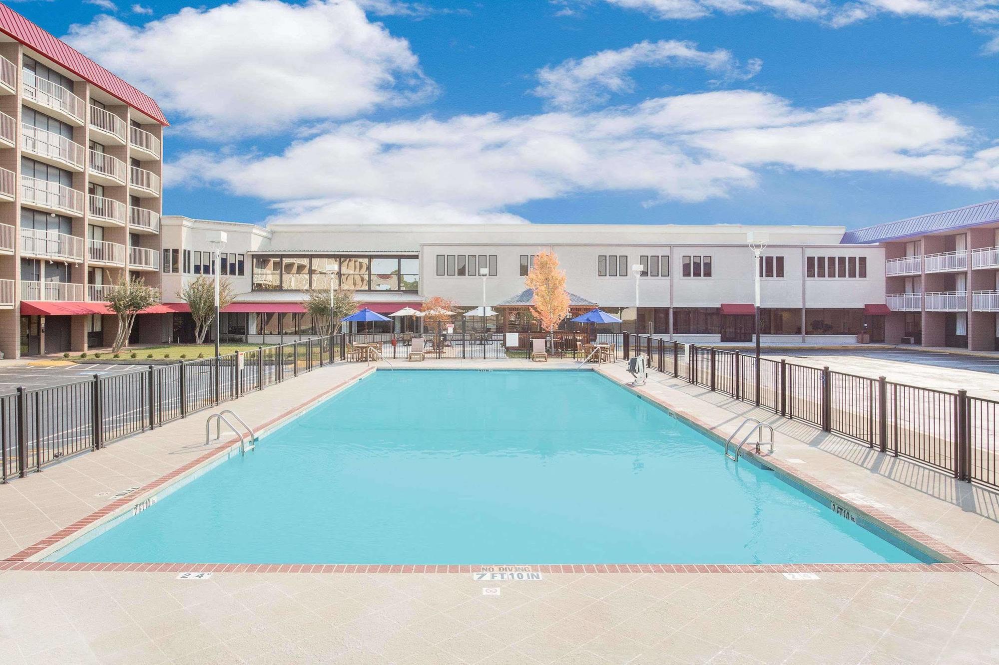 Ramada Plaza By Wyndham Fayetteville Fort Bragg Area Buitenkant foto